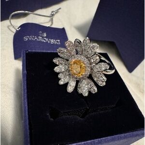 Swarovski ring with movable petal